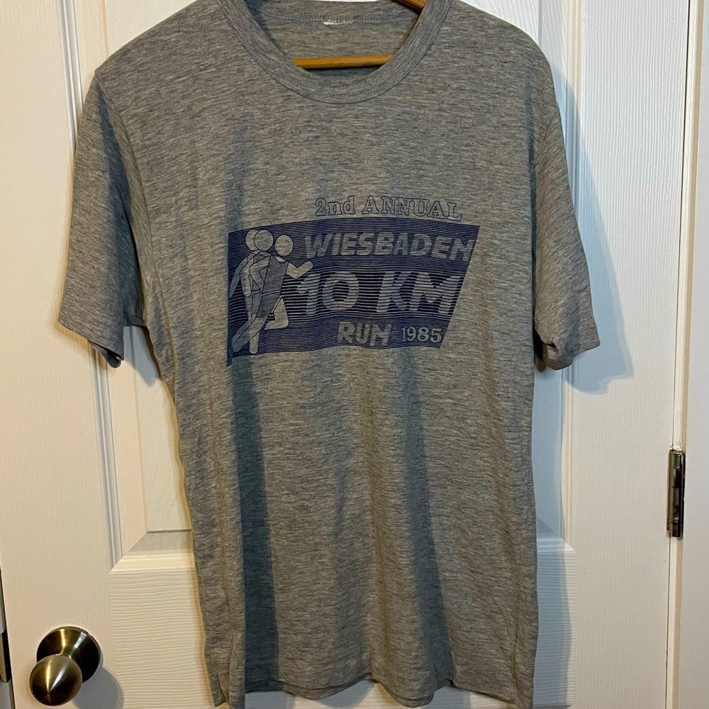 VTG single stitch tee w/ stylized ‘Wiesbaden 10km Run 1985’ graphic sz L